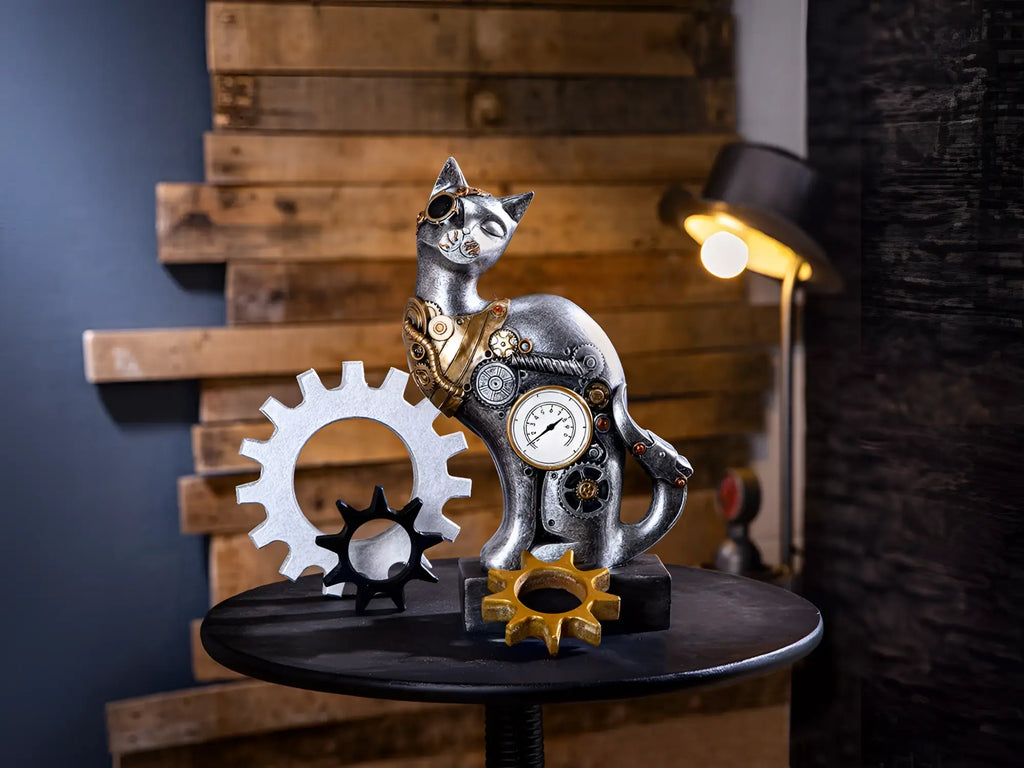 Steampunk katzenfigur aus kunstharz in silber mit messingzahnrad uhrmotiv und mechanischen details von gilde
