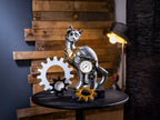 Steampunk katzenfigur aus kunstharz in silber mit messingzahnrad uhrmotiv und mechanischen details von gilde