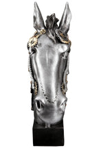 Steampunk figur pferd horse aus silbernem kunstharz mit messinggetrieben auf schwarzem sockel von gilde