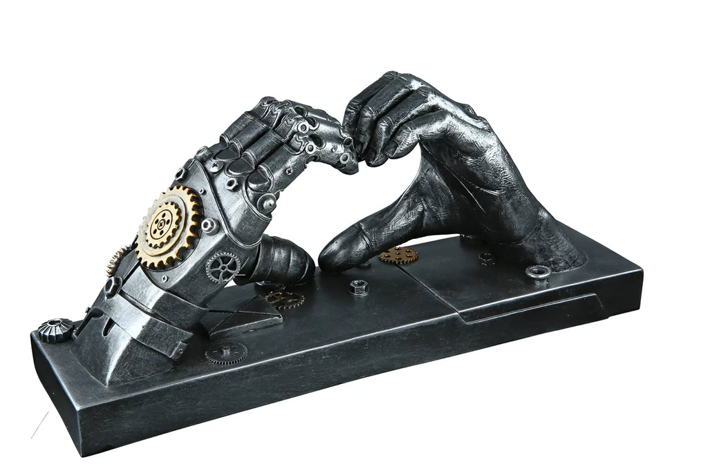 Steampunk skulptur herz-hände hand aus kunstharz silberfarben mit dunklem grauem mechanischem handdesign und messingzahnrad