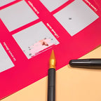 Roter kratzposter mit stift für kratzposter goldspitze liegt daneben für einfaches freirubbeln