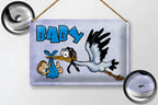 Blaues cartoon-storch blechschild 20x30cm mit baby in blauem tuch auf hellgrauem metall und wort baby