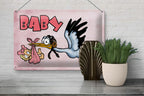 Pinkes blechschild 20x30cm mit cartoon-storch und baby in rosa tuch sowie dem schriftzug baby darauf