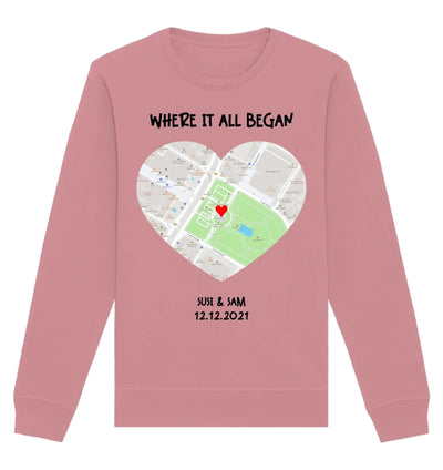 Ein weiches rosa sweatshirt mit langärmeln und herzförmiger straßenkarte plus text wo alles begann