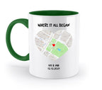Weiße keramiktasse mit grünem griff und innen, herzförmige straßenkarte auf der seite aus der statement-collection