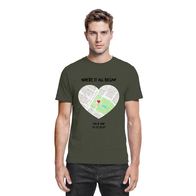 Olivegrünes baumwollshirt mit herzförmiger straßenkarte und wunschtext wo alles begann aus der statement-collection
