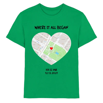 Grünes cotton t-shirt mit herzförmiger straßenkarte und text wo alles begann samt namen und daten darunter