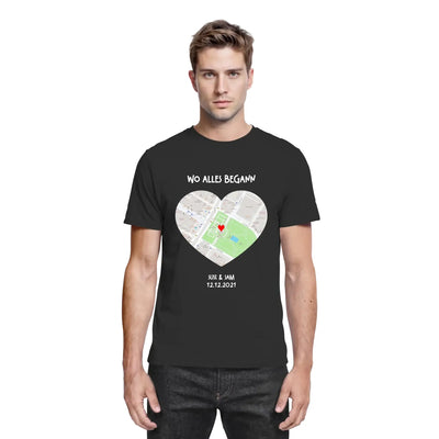Schwarzes baumwoll-t-shirt mit herzförmiger straßenkarte, rotem punkt und weißem text von der statement-collection