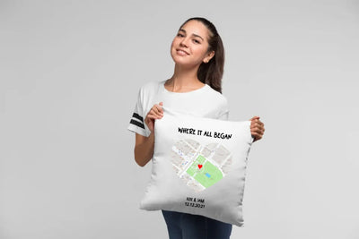 Weißer dekorativer kissenbezug mit herzförmiger straßenkarte, grünen parks und rotem herz-marker personalisiert