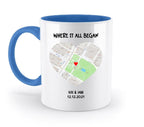 Weiße keramiktasse mit blauem griff und innenfarbe mit herzförmiger straßenkarte aus der statement-collection