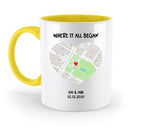 Weiße keramiktasse mit gelbem griff und innenfarbe mit herzförmiger straßenkarte aus der statement-collection