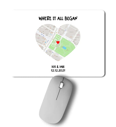 Weißes mousepad mit herzförmiger straßenkarte und rotem punkt wo es begann mit namen und datum darunter
