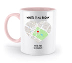 Weiße keramik-tasse mit pinkem henkel und innerem mit herzförmiger straßenkarte aus der statement-collection