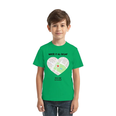 Grünes kurzarmshirt mit herzförmiger straßenkarte und text wo alles begann sun & jam 12.12.2021 design