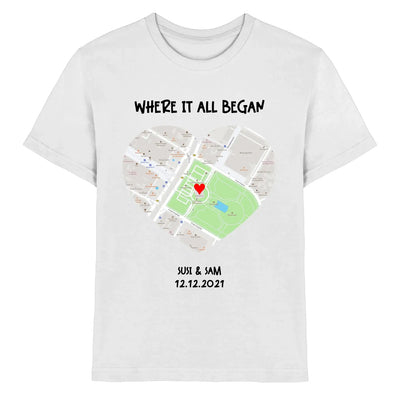 Weißes baumwoll-t-shirt mit herzförmiger straßenkarte und wunschtext wo alles begann für die statement-collection