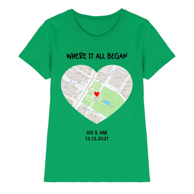 Grünes kurzarmshirt mit herzförmiger straßenkarte und text wo alles begann aus der statement-collection