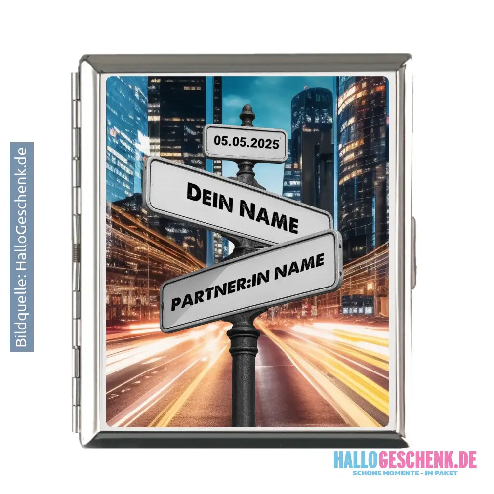 Straßenschild Datum + Wunschtext diverse Hintergründe • Zigarettenetui 16–18 Zigaretten • personalisiert