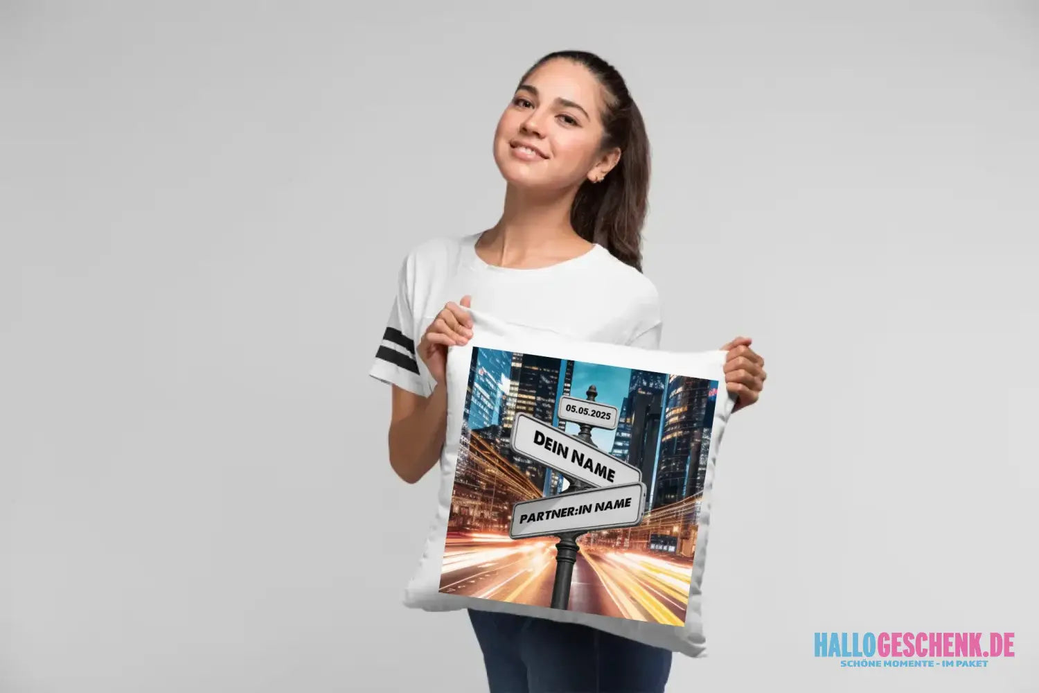 Straßenschild Datum + Wunschtext diverse Hintergründe personalisiert • Kissen 40x40 cm