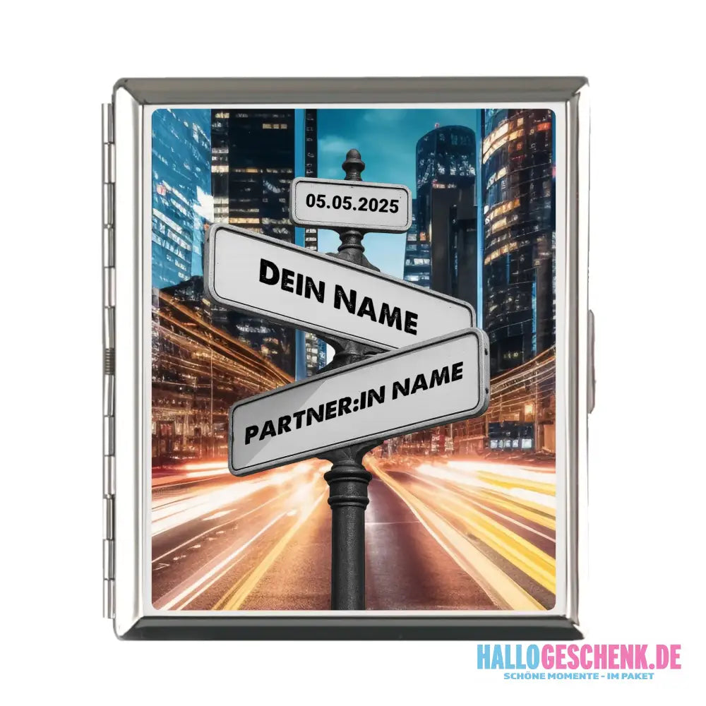 Straßenschild Datum + Wunschtext diverse Hintergründe • Zigarettenetui 16–18 Zigaretten • personalisiert