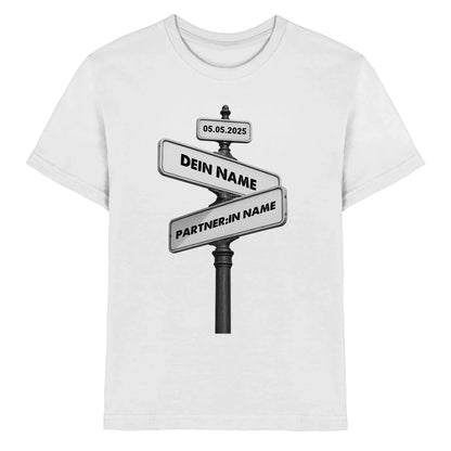 Straßenschild Wegweiser • mehrere Artikel • ’Statement-Collection’ • Wunschtext • Mein Motiv - Premium Kinder T-Shirt
