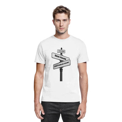 Weißes baumwoll-t-shirt mit schwarzem und grauem straßenschild-wegweiser grafik und individuellem wunschtext