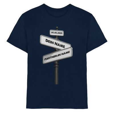 Marine blaue t-shirt mit weißen straßenschild grafik dein name partner in name und datum 05.05.2025 aus der statement collection