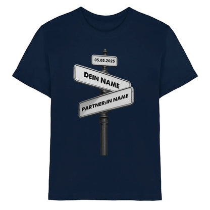 Straßenschild Wegweiser • mehrere Artikel • ’Statement-Collection’ • Wunschtext • Mein Motiv - Premium Kinder T-Shirt