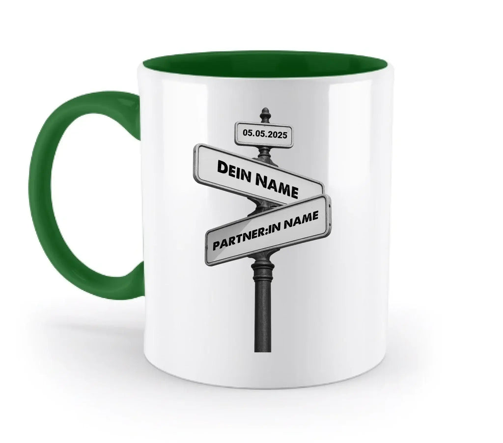 Weiße keramiktasse mit grünem griff und innenseite und schwarzem street sign design dein name partnerin name