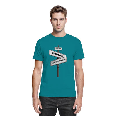 Petrolfarben Baumwoll-T-Shirt aus der statement-collection mit grafischem straßenschild und wunschtext datiert 05.05.2025