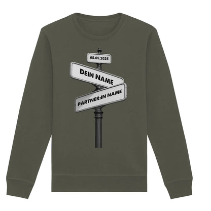 Straßenschild Wegweiser • mehrere Artikel • ’Statement-Collection’ • Wunschtext • Mein Motiv - Unisex Sweatshirt • Bio