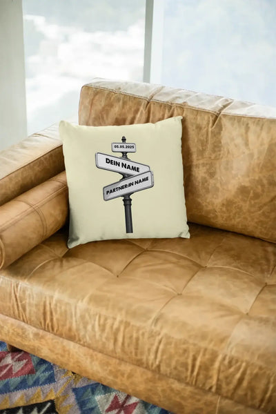 Creamfarbiges kissen mit schwarz-weißem straßenschild-design und individuellem wunschtext und datum