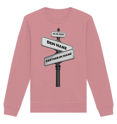 Ein weiches rosa langarm sweatshirt mit einem schwarz-weißen straßenschild wegweiser und wunschtext dein name partnerin name