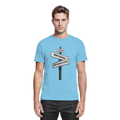 Hellblaues baumwoll t shirt mit grafik von sich kreuzenden straßenschildern und deutschem text