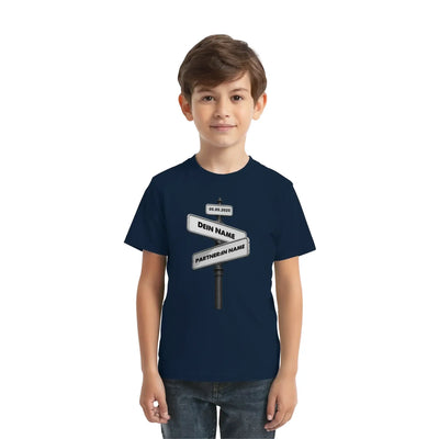 Marine blaues kurzarmshirt mit weißem straßenschild wegweiser design dein name und partnerin name aus der statement collection