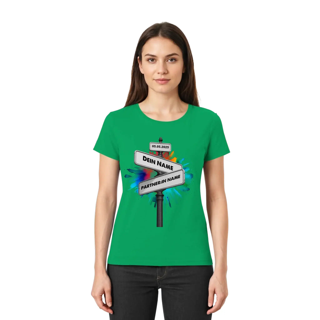Grünes kurzarmshirt mit buntem straßenschild-wegweiser grafik und individuellen namen und datum aus der statement-collection
