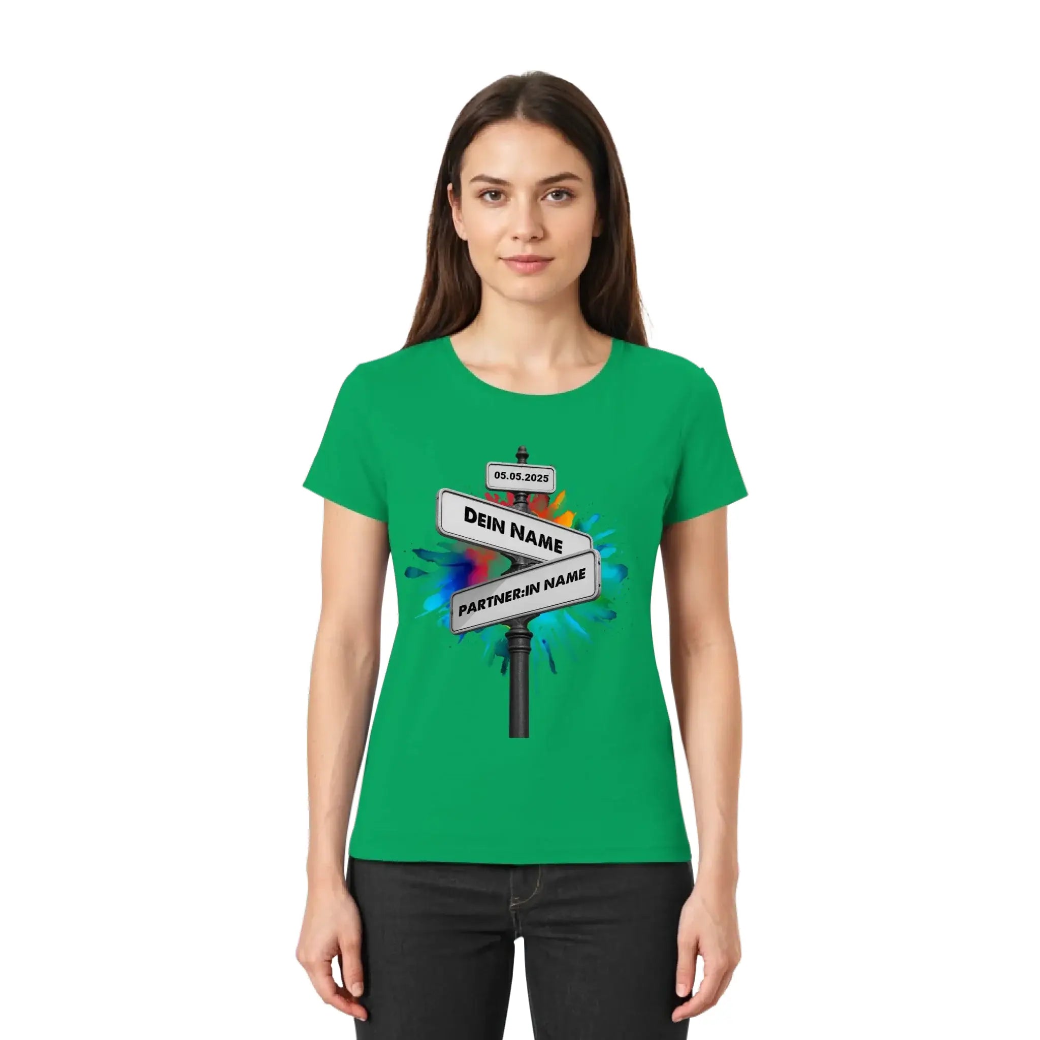 Grünes kurzarmshirt mit buntem straßenschild-wegweiser grafik und individuellen namen und datum aus der statement-collection