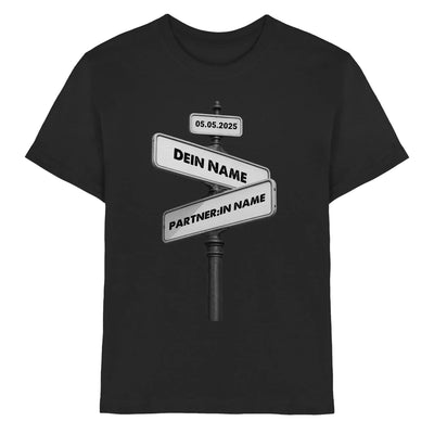 Schwarzes baumwoll-tshirt mit graustufen grafik mehrerer straßenschilder und individuellem wunschtext 05.05.2025