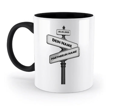 Weiße keramikmug mit schwarzem griff und innenseite, bedruckt mit straßenschild-design und wunschtext namens felder