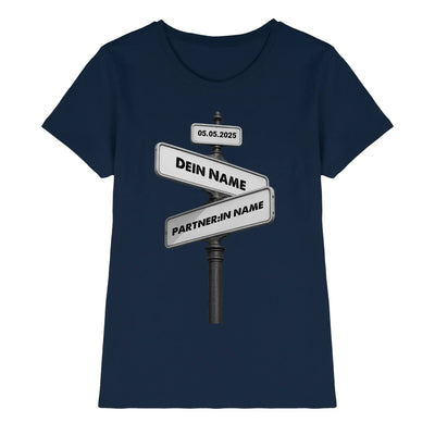 Marine blaue damen t shirt mit drei weißen straßenschildern aus der statement collection personalisierbar