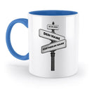 Weiße keramiktasse mit blauem griff und innenseite, schwarz-weißes straßenschild motiv dein name und partnerin name