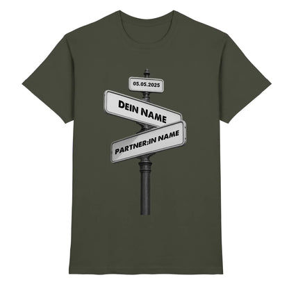 Straßenschild Wegweiser • mehrere Artikel • ’Statement-Collection’ • Wunschtext • Mein Motiv - Premium Herren T-Shirt