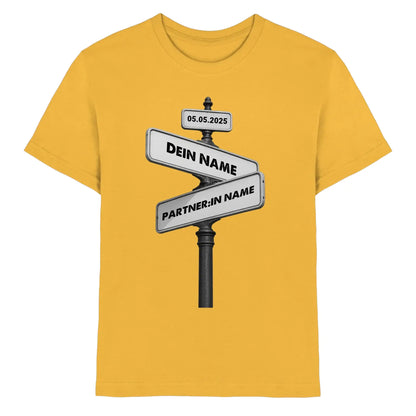 Straßenschild Wegweiser • mehrere Artikel • ’Statement-Collection’ • Wunschtext • Mein Motiv - Premium Kinder T-Shirt