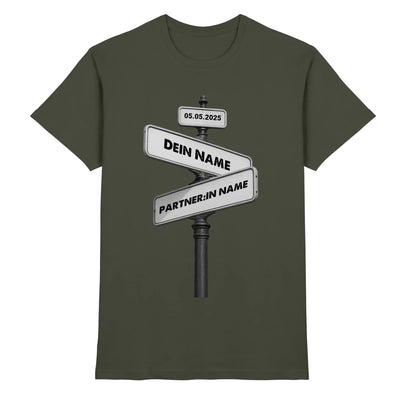 Olivegrünes baumwollshirt mit schwarz-weißem grafikprint mit straßenschildern und wunschtext dein name partnerin name