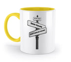 Weiße keramiktasse mit gelbem griff und innenfarbe plus straßenschild design dein name und partnerin name
