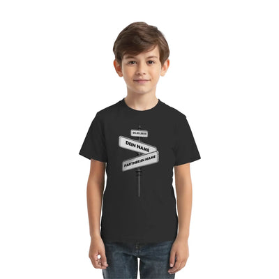 Schwarzes kurzarm shirt mit weißem straßenschild grafik und wunschtext dein name partnerin name