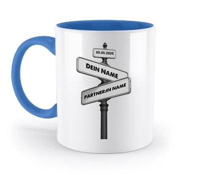 Weißer keramikbecher mit blauem griff und innenfarbe mit schwarzweißem straßenschild design und wunschtext