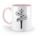 Weiße keramiktasse mit pinkem griff und innenfläche und schwarz-weiß straßenschild design aus statement collection