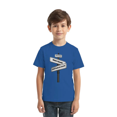 Blaues kinder t-shirt mit grafischem design von sich kreuzenden straßenschildern und deutschem text