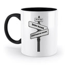 Weiße keramikmug mit schwarzem griff und innen, bedruckt mit straßenschildern dein name und partnerin name plus datum 05.05.2025