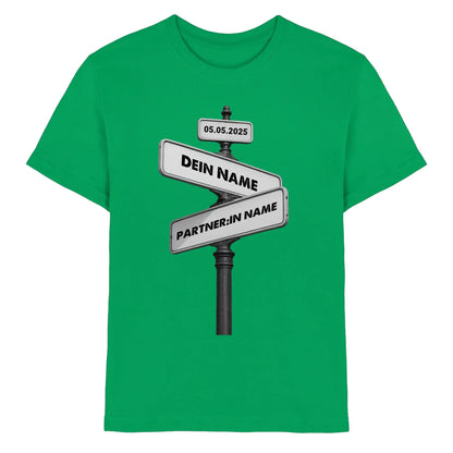 Straßenschild Wegweiser • mehrere Artikel • ’Statement-Collection’ • Wunschtext • Mein Motiv - Premium Kinder T-Shirt